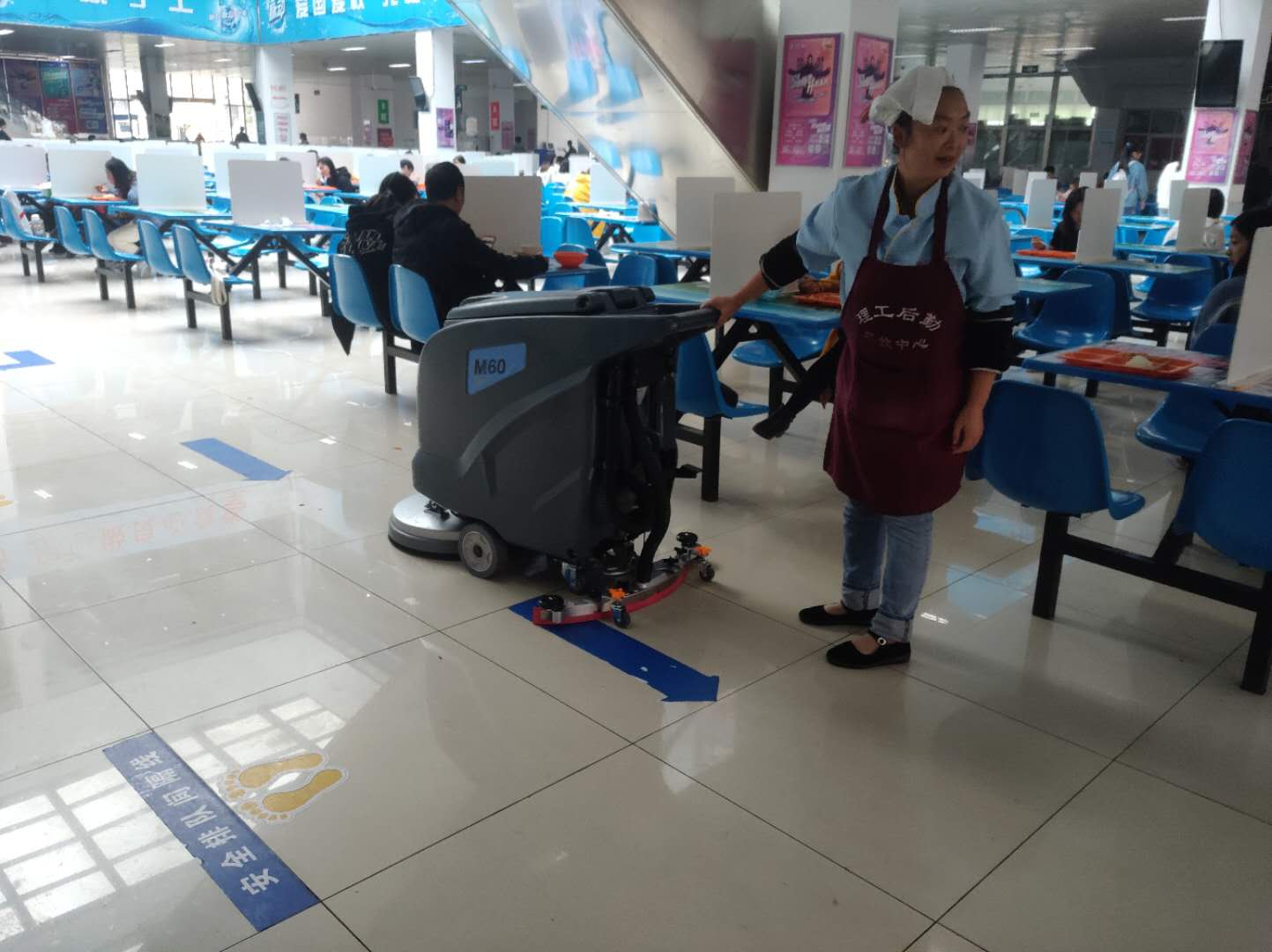 學校食堂清潔地面用手推式洗地機
