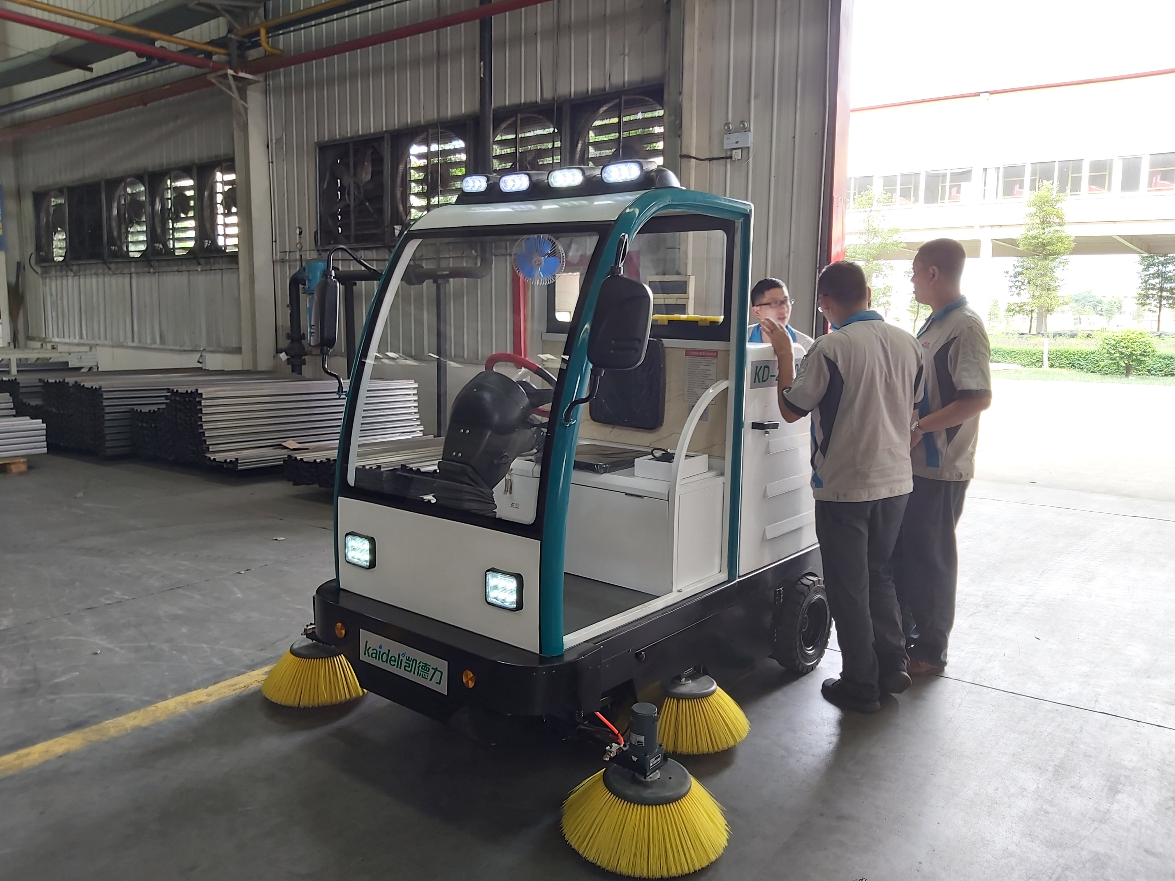 成都大運(yùn)汽車工廠采購(gòu)了凱德力電動(dòng)掃地機(jī)清潔