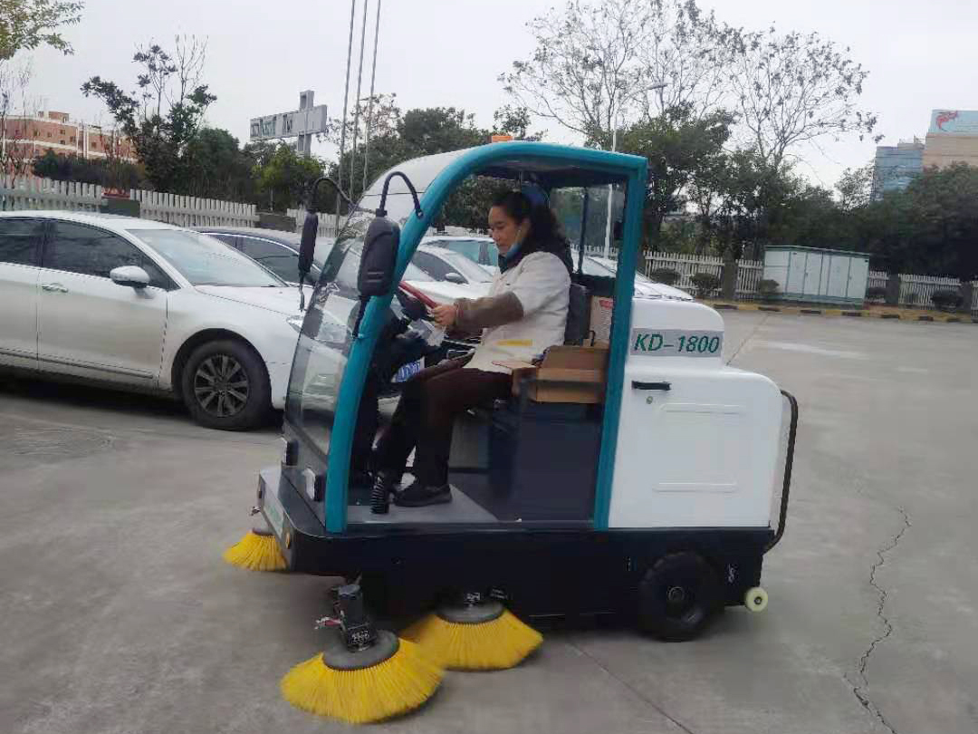 校園地面環(huán)境衛(wèi)生清掃使用掃地機