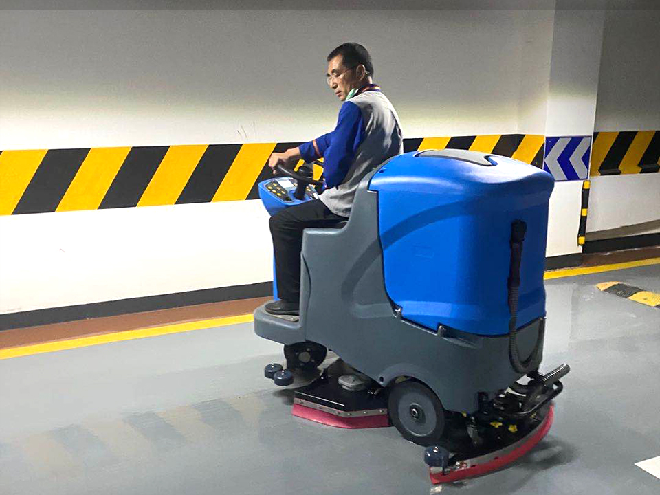 全自動駕駛式洗地機的使用為您省錢