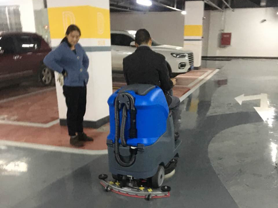 全自動駕駛式洗地機的使用為您省錢